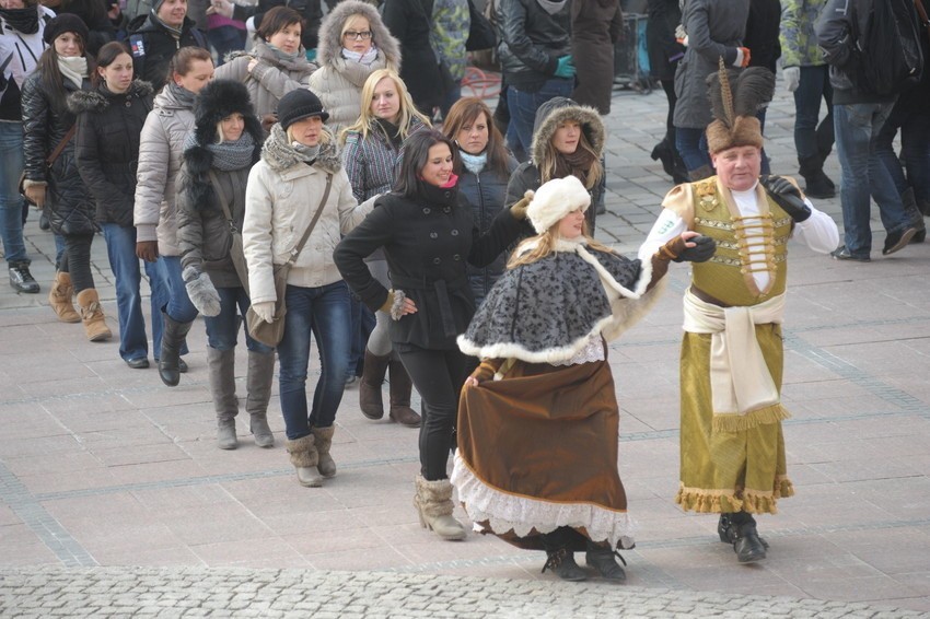 Maturzyści zatańczyli poloneza na Rynku w Opolu [zdjęcia, video]
