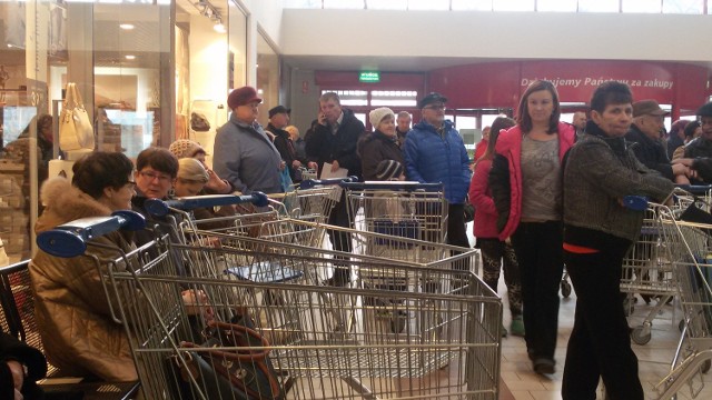 Otwarcie Auchan w Rybniku. Tłumy klientów czekały na ten moment na długo przed uruchomieniem drzwi.