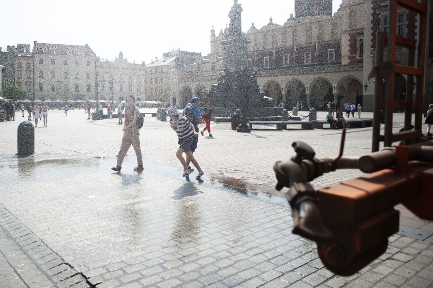 Kraków. Żar leje się z nieba, tak ochładzają się mieszkańcy miasta!