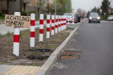 Ponad sto słupków parkingowych stanęło wzdłuż ulicy Norwida w Słupsku. Mieszkańcy pytają o sens takiego rozwiązania
