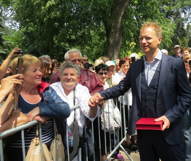 Dziś na Ciechocińskim Deptaku Sław Włodzimierz Kowalewski, autor książki "Excentrycy", reżyser Janusz Majewski, który nakręcił według niej film i Maciej Stuhr odtwórca głównej roli męskiej  odsłonili swoje gwiazdy. Wcześniej w Teatrze Letnim goście dzielili się refleksjami na temat książki i  filmu, które dla ciechocinian mają szczególne znaczenie, bowiem akcja w większości  rozgrywa się pod koniec lat pięćdziesiątych w Ciechocinku. Panowie przyznali, że każdy z nich wcześniej bywał w tym uzdrowisku: Włodzimierz Kowalewski w latach 70. jako student polonistyki na UMK w Toruniu i później, Janusz Majewski jest tu cz estym gościem,  a Maciej Stuhr w  wieku dziecięcym przyjeżdał z dziadkami. Z teatru goście spacerkiem udali się na deptak, gdzie oczekiwało ich około pół tysiąca osób. Tam odsłonili swoje gwiazdy, a Maciejowi Stuhrowi dodatkowo zaśpiewano "Sto lat" w związku ze zbliżającymi się urodzinami. Były autografy, wspólne zdjęcia  i uściski dłoni. Na uroczystość, która wiązała się ze 125-leciem Teatru Letniego w Ciechocinku przyjechał także producent filmu Włodzimierz Niderhaus. ***Teledysk promujący film, telemagazyn.pl/x-news