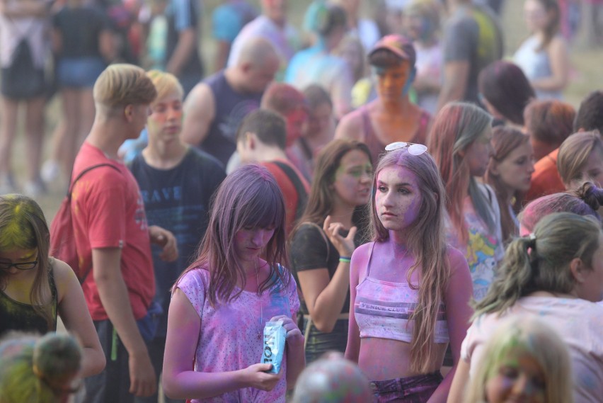 Święto kolorów w Rudzie Śląskiej. Tłumy ludzi w barwnym tańcu na plantach ZDJĘCIA