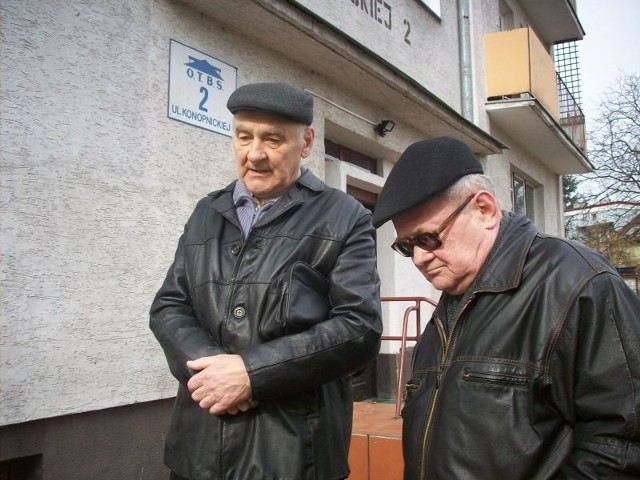 Mieszkańcy wspólnoty przy ulicy Konopnickiej 2 są oburzeni odsetkami wobec Miejskiej Energetyki Cieplnej. Na zdjęciu od lewej: Stanisław Kiljan i Cezary Derlikowski.