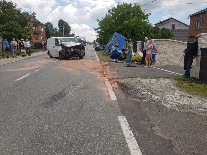 Kosmolów. Zderzyły się trzy auta. Dwie osoby trafiły do szpitala