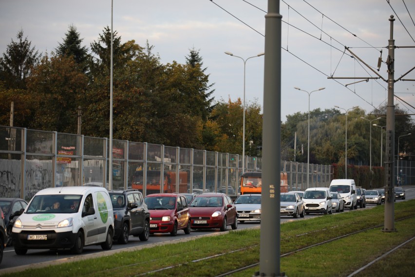 Kraków w czerwonej strefie. Mniejszy ruch na drogach, mniej pasażerów w autobusach i tramwajach [ZDJĘCIA]