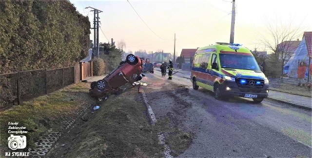 Zderzenie dwóch pojazdów w Kaszowie w przysiółku Wyźrał. dachował samochód, którym podróżowały dwie osoby
