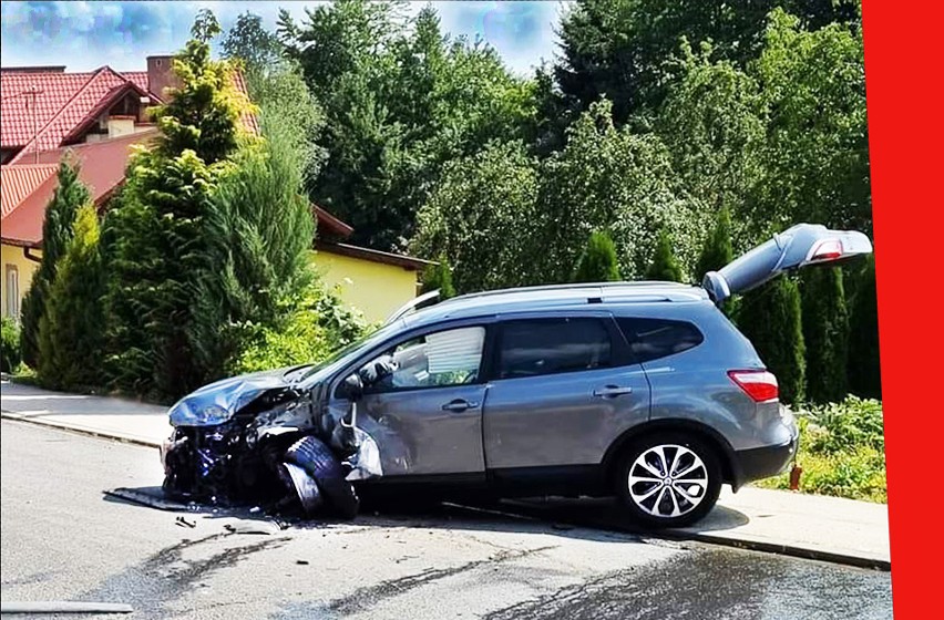 Cztery osoby w szpitalu. Rozbite dwa auta i płot w Starym Sączu