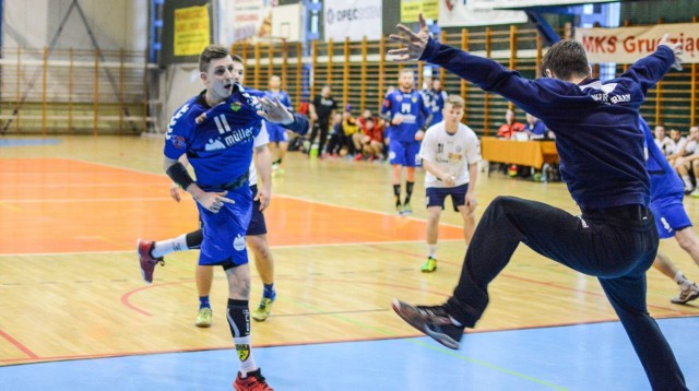Szczypiorniści MKS Grudziądz (w niebieskiej koszulce prawoskrzydłowy Paweł Kruszewski) w minionym sezonie znakomicie prezentowali się w rozgrywkach II ligi i po roku przerwy ponownie zagrają na wyższym szczeblu