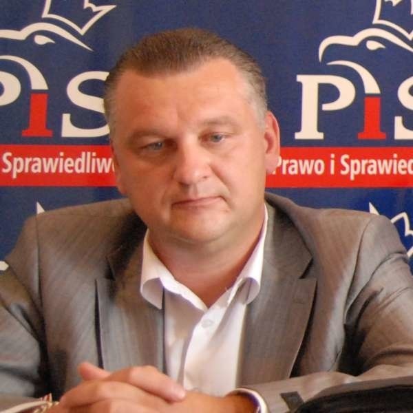 - Znów robimy za straż pożarną - ocenia Arkadiusz Szymański, opozycyjny radny PiS.
