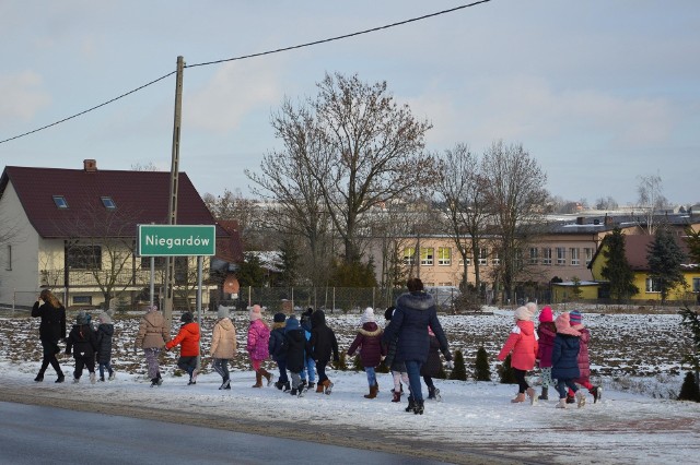 Działka, na której ma powstać stacja telefonii komórkowej, jest oddalona około 150 metrów od przedszkola i szkoły