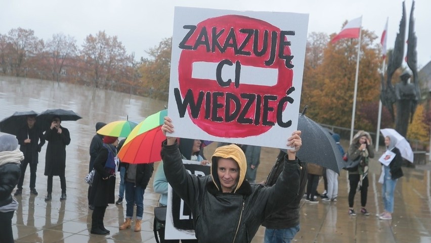 Prostest na placu Solidarności w Szczecinie. Manifestacja "Jesień średniowiecza". "Nie zgadzamy się na karanie więzieniem za edukację"