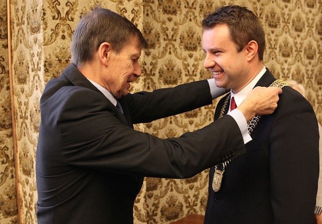 Arkadiusz Wiśniewski w czwartek złożył ślubowanie i oficjalnie objął stanowisko prezydenta Opola. W niedzielnych wyborach zdobył 67 procent głosów opolan. Zastąpił na tym stanowisku Ryszarda Zembaczyńskiego, który odchodzi po 12 latach.