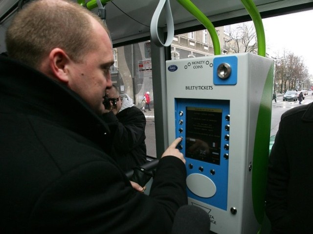 Automaty do sprzedaży biletów przyjmują wyłącznie monety. Do wyboru jest pięć języków obsługi. Jeden automat kosztuje 30 tys. zł netto.