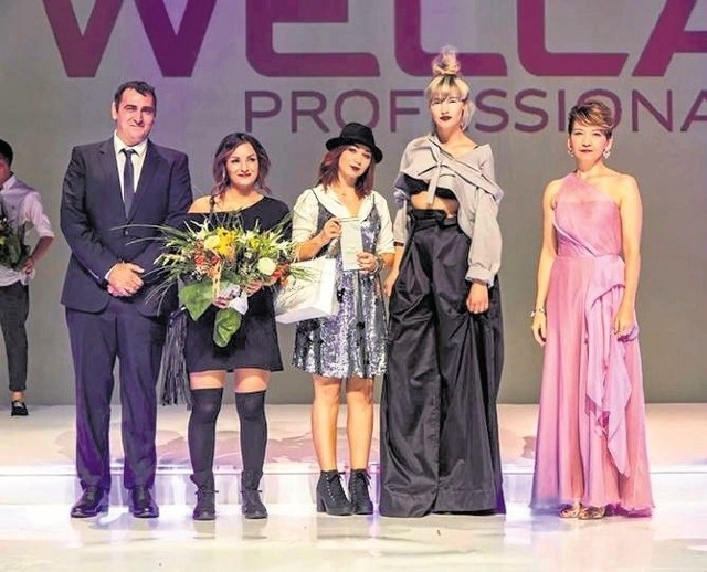 Żaneta Lipska (w środku) podczas odbierania nagrody w konkursie Wella Trend Vision 2016