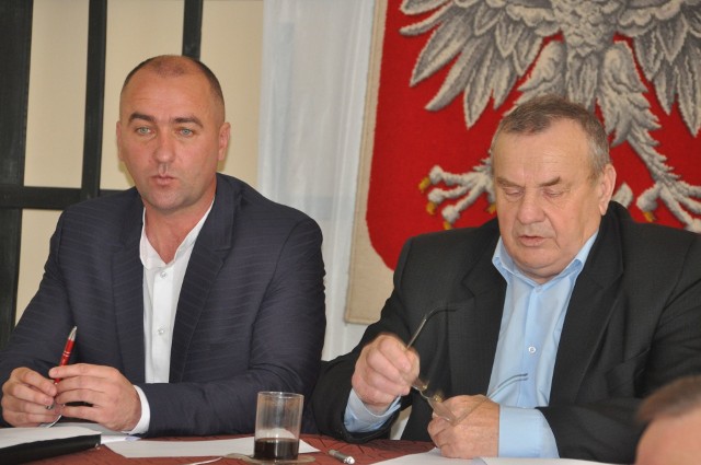 Albert Kijak (z lewej) nie jest już wiceprzewodniczącym Rady Gminy w Chlewiskach. Obok jej obecny szef Jerzy Gnat.
