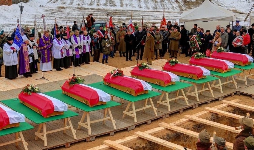 Orłowo. Pierwszy w Polsce pogrzeb Niezłomnych Żołnierzy Wyklętych (zdjęcia)