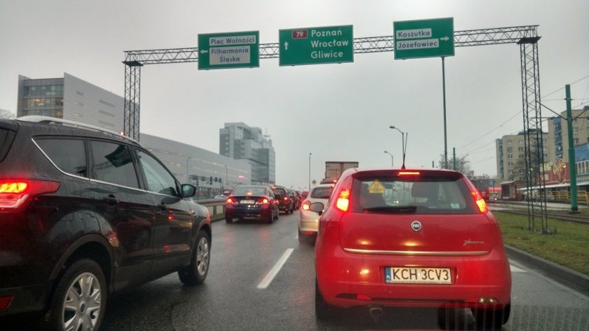 Drogi w Katowicach całkowicie zablokowane przez wypadek TIRa w tunelu pod rondem. Korek ma 4 km