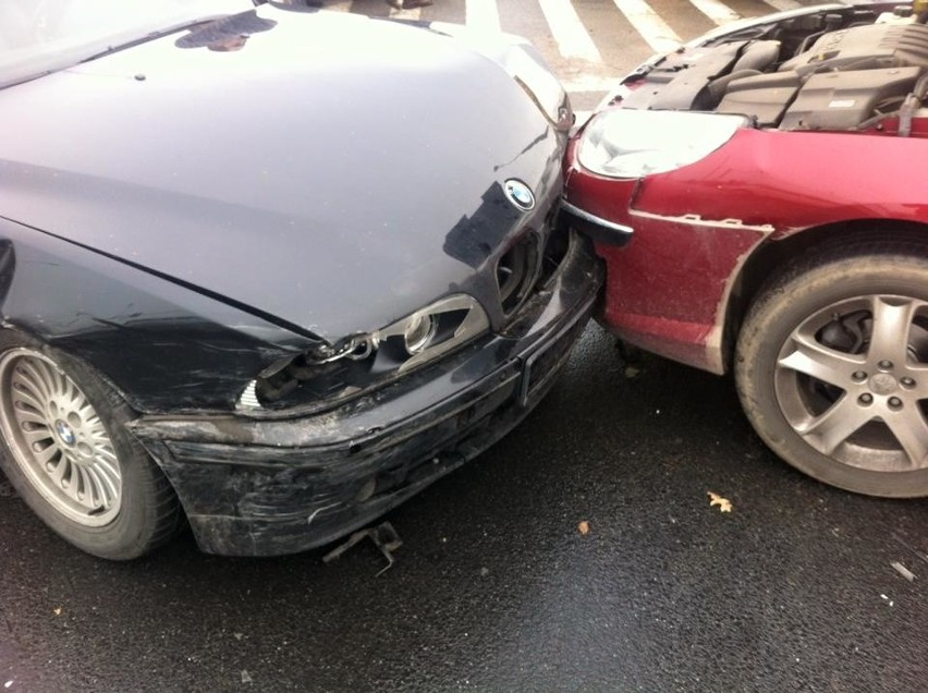 Lechicka/Serbska: Na skrzyżowaniu zderzyły się trzy auta