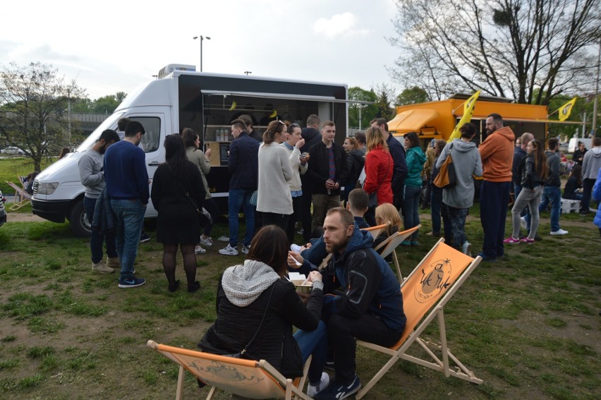 Zlot food trucków na pl. Społecznym (ZDJĘCIA)