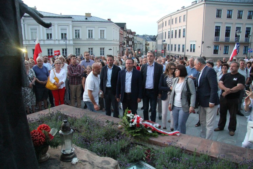 Wielka manifestacja w centrum Kielc „Wolne Sądy” z tysiącami uczestników  