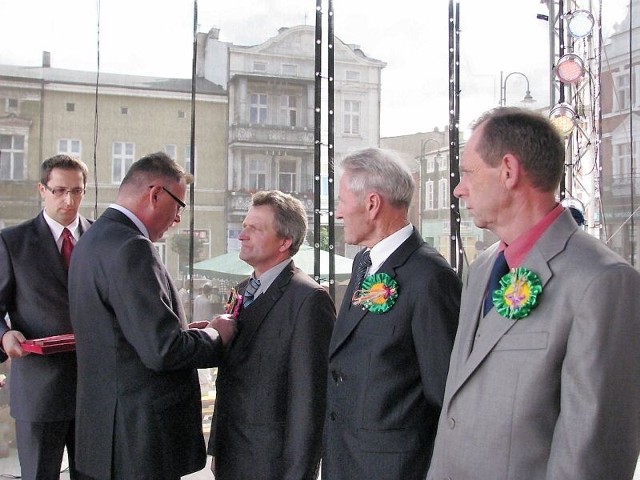 Aleksander Baran z Michałek (od lewej) otrzymał odznaczenie z rąk Zbigniewa Ostrowskiego, wicewojewody kujawsko-pomorskiego. Obok stoją Jan Chmura i Zdzisław Przybysz 