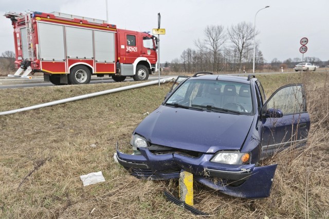 – Na pierwszym rondzie samochód przejechał przez jego środek – relacjonował świadek zdarzenia. Przed drugim rondem było już znacznie gorzej. – Rozpędzone auto uderzyło w latarnię, wypadło z drogi i zatrzymało się w polu – opowiada świadek zdarzenia.