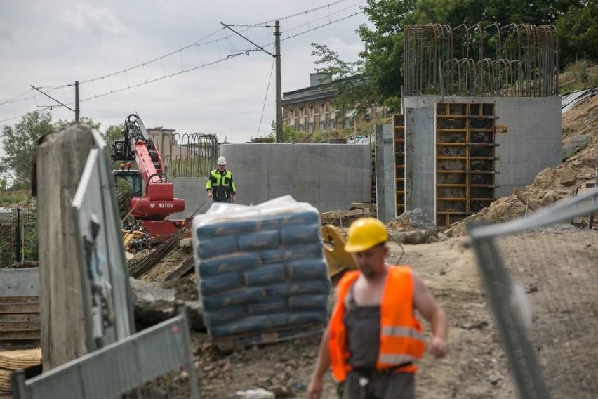 Kraków. Kolejarze instalują nowe tory, więc pociągi znów nie kursują