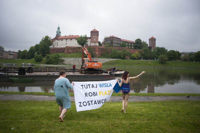 Kraków. Protestowali przeciwko usuwaniu dzikiej plaży pod Wawelem