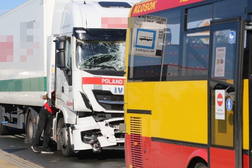 Ciężarówka uderzyła w podmiejski autobus. Trzy osoby poszkodowane 