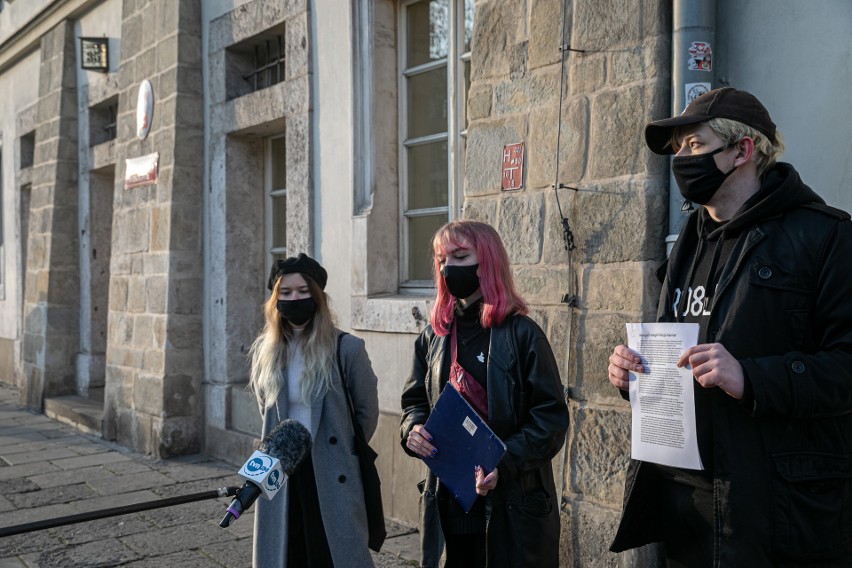 Pikieta solidarnościowa pod komisariatem policji w Krakowie. "Nie będziecie szli sami na przesłuchanie" [ZDJĘCIA]