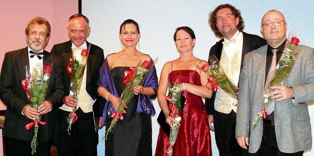 Na zdjęciu (od lewej) - pianista wirtuoz Konstanty Wileński, kwartet Cappelli: Marek Węcławek - tenor, Magdalena Gruszczyńska - sopran, Edyta Łuczkowska-Swat - mezzosopran, Piotr Macalak - bas oraz izraelski flecista Anatoly Kogan.