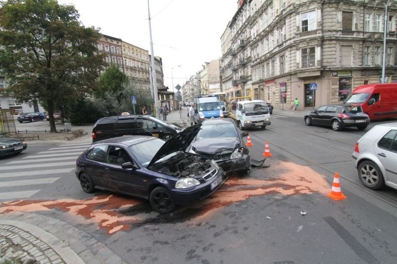 Wypadek na Nadodrzu. Zderzyły się trzy auta. Jeden kierowca...