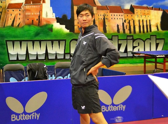 Huang Sheng Sheng pokonał w Berlinie Japończyka Matsushitę Taisei, ale poległ w pojedynku z Filipem Szymańskim 1:4. Tajwańczyk i tak zajął 1. miejsce w swojej grupie.