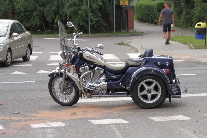 Wypadek przy Orlenie w Tarnobrzegu. W zderzeniu samochodu z motocyklem ranny motocyklista (ZDJĘCIA)