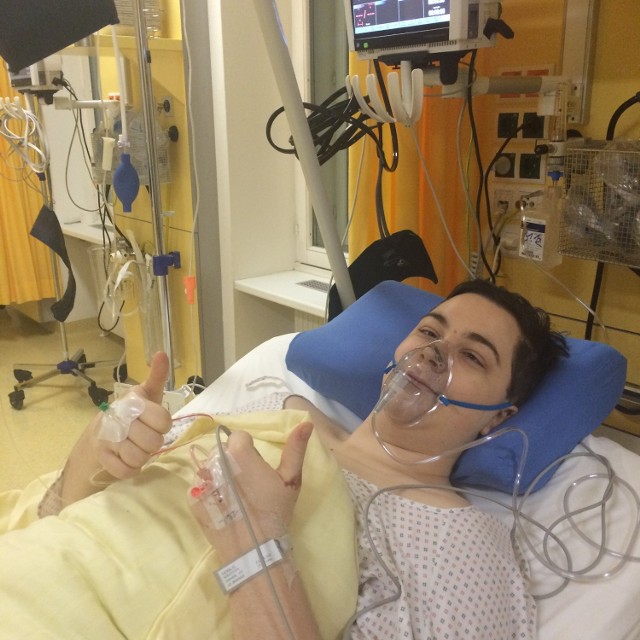 Sebastian przebywa w klinice w Wiedniu. Założono mu specjalną endoprotezę pokrytą powłoką antyalergiczną, która zapobiec ma zakażeniom, do których dochodziło po operacjach w Polsce