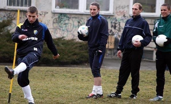 Stal Sanok do meczu w Warszawie przygotowywała się na boisku...