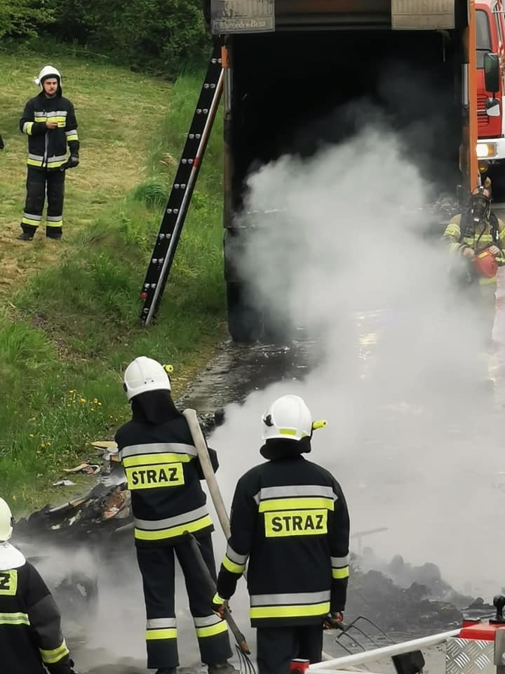 Powiat krakowski. Groźny pożar w samochodzie przewożącym śmieci