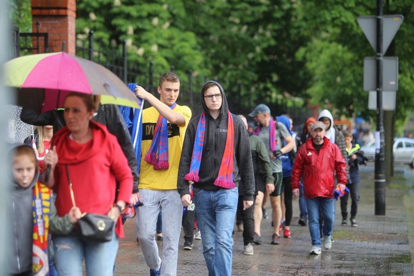 Zobacz kolejne zdjęcia. Przesuwaj zdjęcia w prawo - naciśnij...