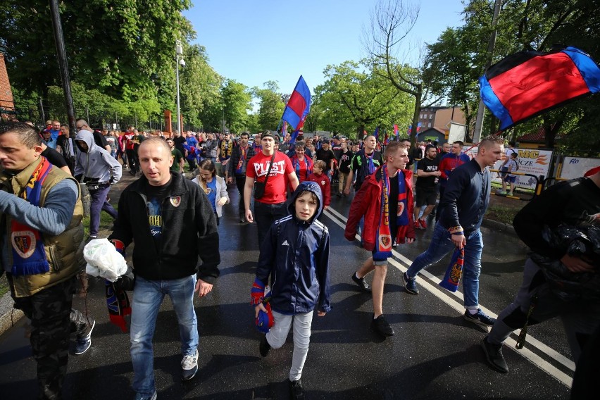 Zobacz kolejne zdjęcia. Przesuwaj zdjęcia w prawo - naciśnij...