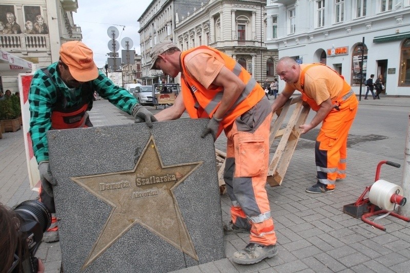 Z Piotrkowskiej znikają gwiazdy. Ruszył remont kolejnego odcinka [zdjęcia]