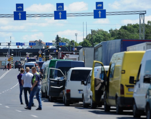 Podróżni oczekują na odprawę w Medyce.