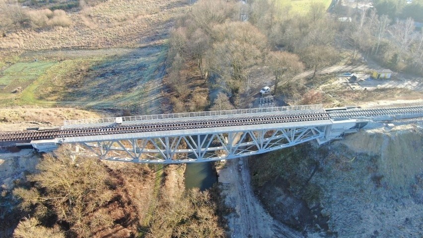 Historyczny most kolejowy nad Radunią już wyremontowany.