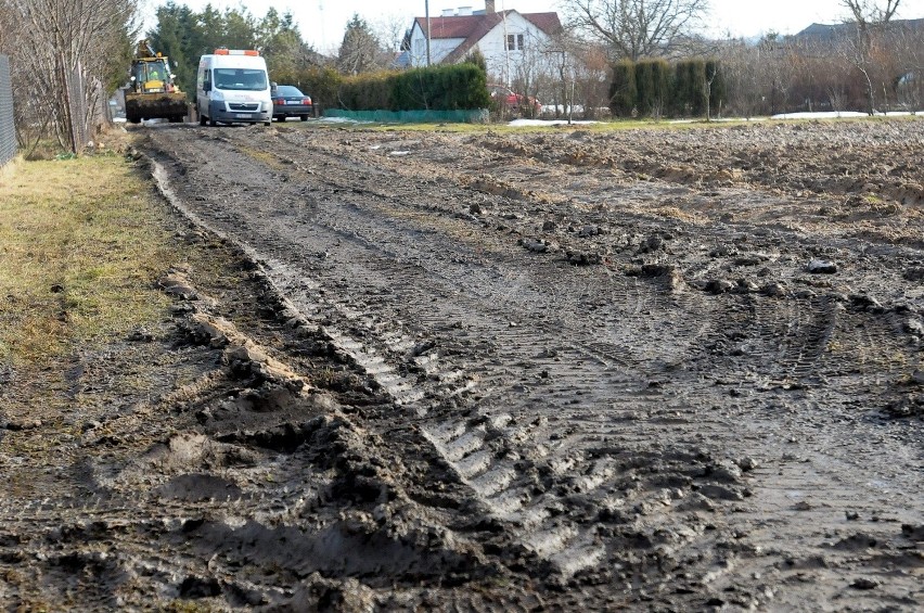 Mieszkańców ulicy Kmiecej niepokoi stan drogi, przy której...