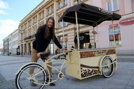 Riksza do sprzedaży lodów. Zaprojektowana przez Adama Zdanowicza