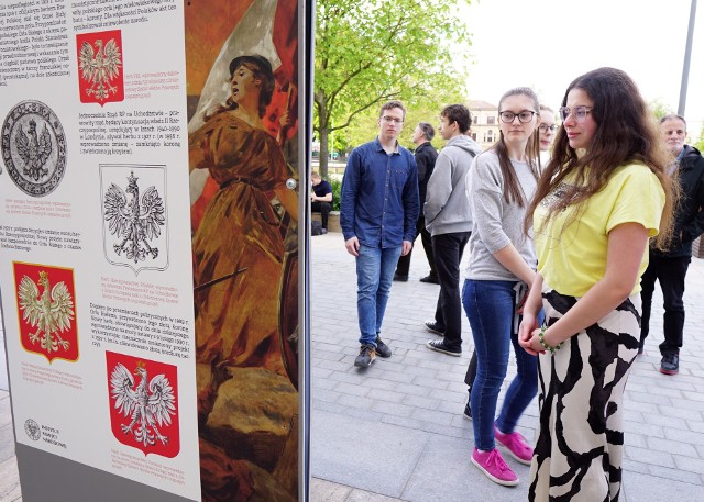 Prezentacja wystawy IPN "Polskie Symbole Narodowe" na placu Litewskim dla uczczenia obchodów Święta Narodowego Trzeciego Maja.