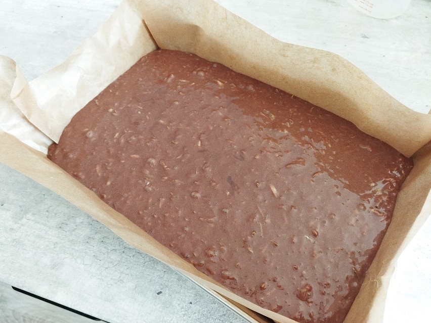 Piecz czekoladowe ciasto z cukinią przez ok. 50 minut w...
