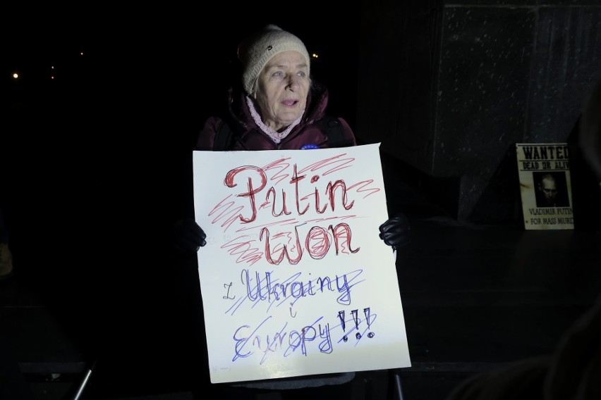 Na placu Mickiewicza w Poznaniu zorganizowano wiec poparcia...