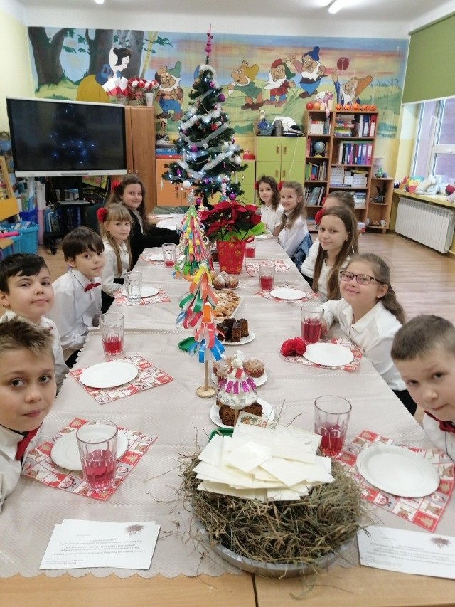 Klasowe spotkanie wigilijne przypomniało uczniom klasy III Publicznej Szkoły Podstawowej w Obrazowie, że nadchodzą święta  Bożego Narodzenia. To była dla wszystkich wyjątkowo uroczysta lekcja.