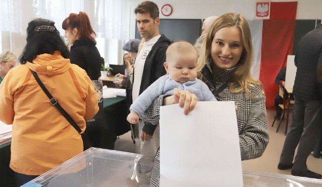 Niektórzy przychodzili na głosowanie całymi rodzinami, a dla dzieci atrakcją było wrzucanie kart do urny.