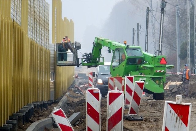 Nie obyło się jednak bez problemów. Prace remontowe na ul. Ciołkowskiego rozpoczęły się w październiku 2012 roku. Według pierwszych planów dwujezdniowym odcinkiem  mieli jeździć już w czerwcu tego roku. Potem była mowa o wczesnej jesieni. Ten termin też okazał się nierealny. Wszystko przez  błędy w dokumentacji, gdzie nie zauważono np. torfu oraz zmianę lokalizacji ekranów akustycznych.  Podjęto decyzję o przesunięciu tych ekranów w pobliże jezdni. Na przebudowę czeka kolejny odcinek Ciołkowskiego od. ul. Mackiewicza do gen. Sulika. Przygotowywana jest dokumentacja projektowa.